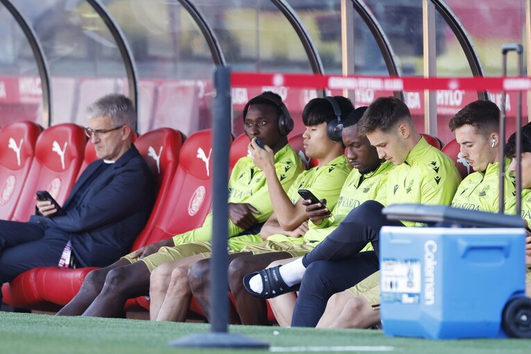 【テレビに映らないクボの素顔】ベンチスタート前にスマホを確認　©Daisuke Nakashima