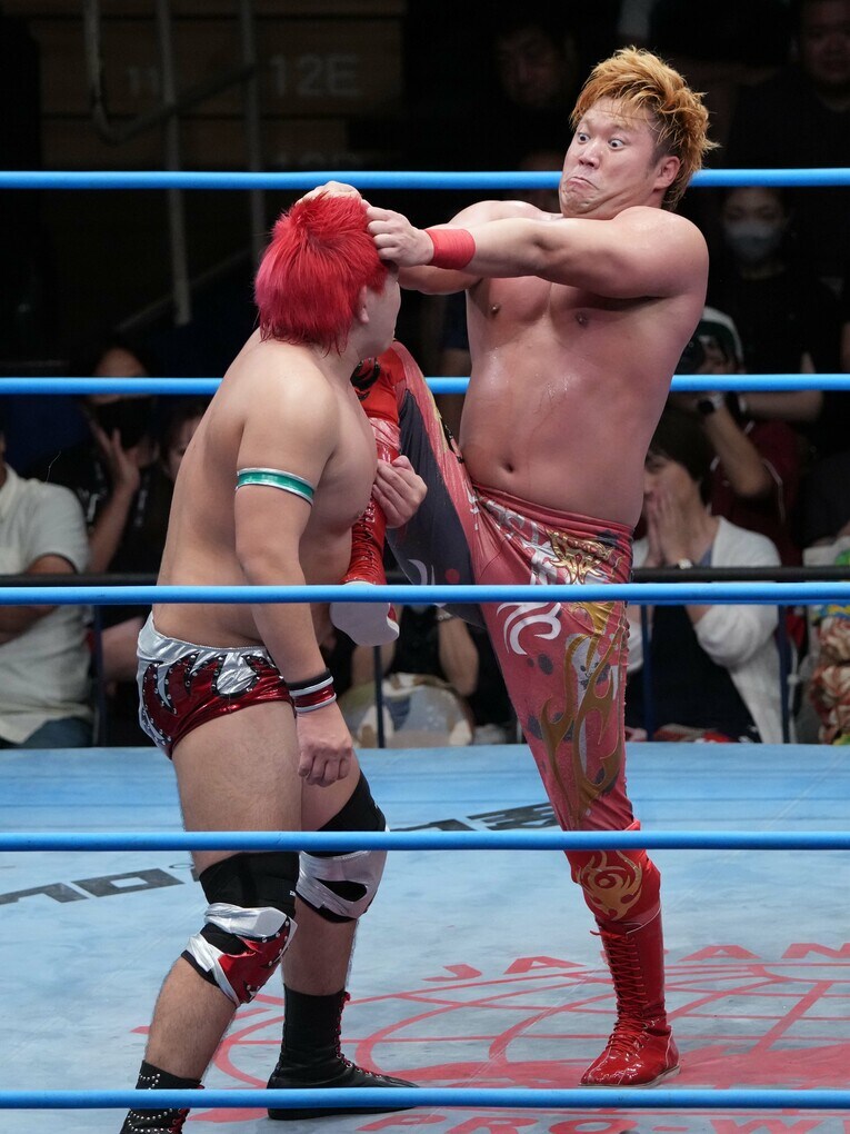 本田竜輝に頭突きを放つ宮原健斗　©Essei Hara