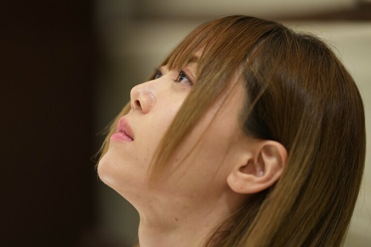 物憂げに虚空を見つめる岩谷麻優　©Essei Hara