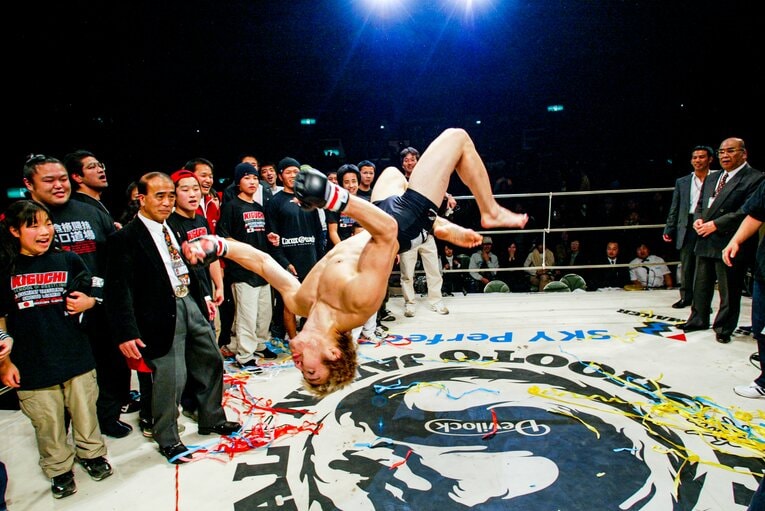 スカ勝ちの後にはリング上で宙返りも披露した