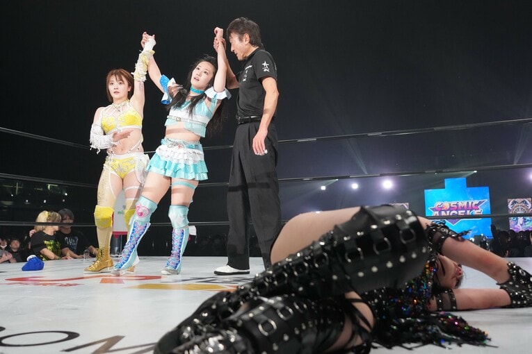 上谷沙弥から３カウントを奪った玖麗さやか　©Essei Hara