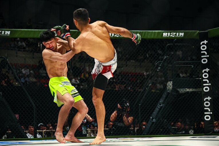 右ハイキックをヒットさせるサトシ　©RIZIN FF Susumu Nagao