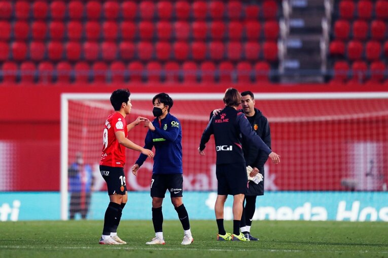 久保建英“オレが蹴る”FK弾→手荒い祝福に「い、痛いんですけど」 カメラマンが至近距離でとらえた一撃と、ファンから“感謝の大拍手”(48)