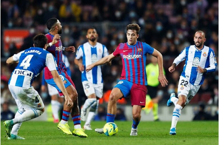 シャビ新監督41歳は暗黒バルサを救えるか 《メッシとの黄金連係・涙を撮ったカメラマン》が就任会見・初采配に見た“希望”とは(40)