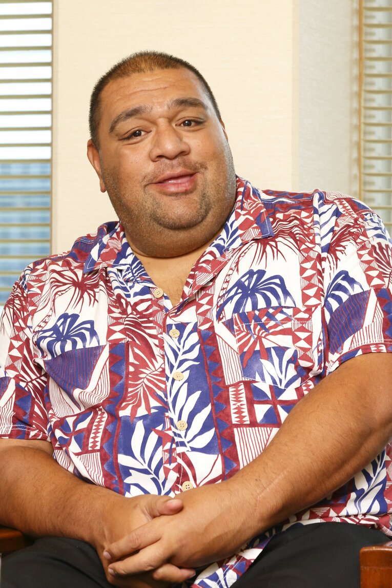 ディフェンスのアメフト選手としても活躍した元横綱・武蔵丸 ©︎BUNGEHI SHUNJU