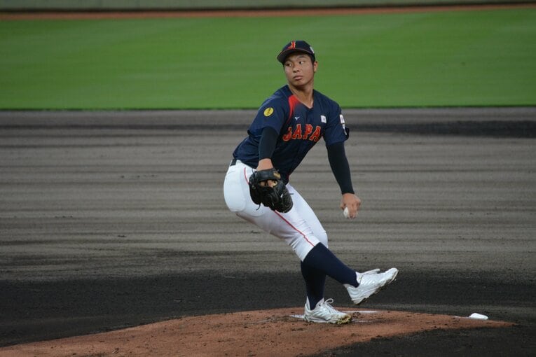 侍ジャパンのユニフォームでマウンドに立った末吉良丞　©Takarin Matsunaga