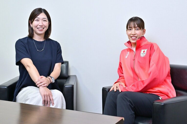 大好評シリーズ動画「Number Volleyball Night」でバレーボール女子日本代表元キャプテンの荒木絵里香（左）がパリ五輪日本代表セッターの岩崎こよみに迫った ／ photograph by Hideki Sugiyama