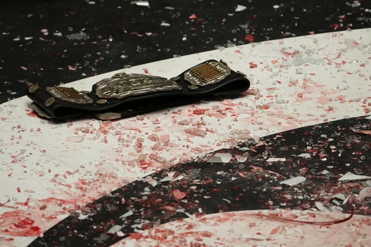 血まみれのマットに置かれたIWGPジュニアヘビー級のベルト　©Masashi Hara