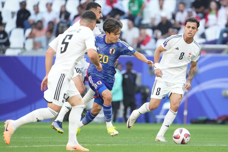 イラクの守備陣に包囲される久保建英　©Masashi Hara