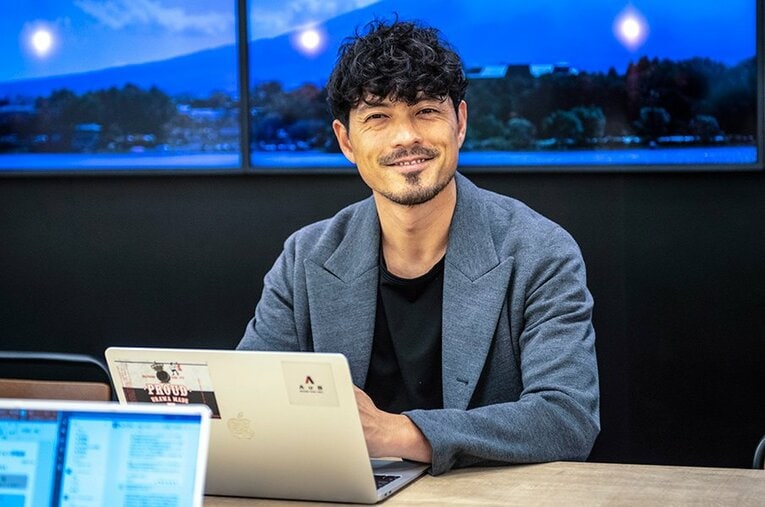 2000年から2015年まで浦和レッズ一筋でプレーした鈴木啓太。今ではすっかりデスクワークも身に付いた ／ photograph by Takuya Sugiyama