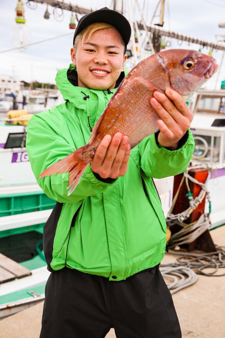 鯛を釣り上げてニッコリ　©Susumu Nagao