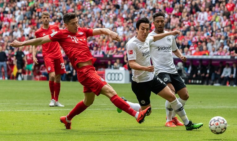 当時バイエルンのレバンドフスキに対応する長谷部　©Getty Images