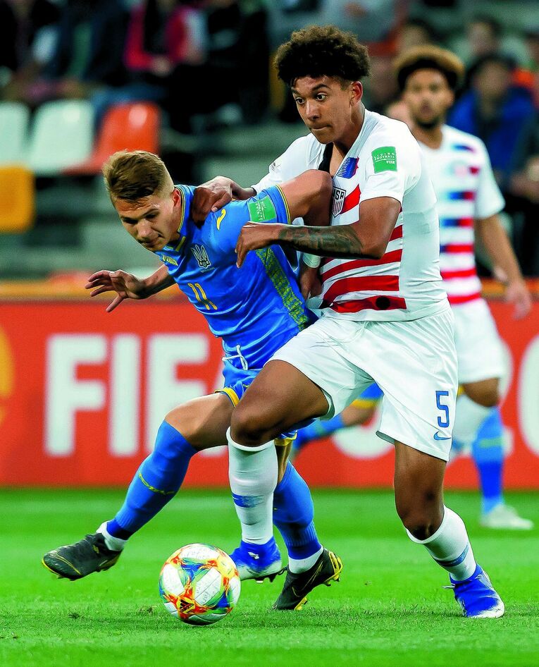 ディフェンダーのクリス・リチャーズ（右）は、今年2月にバイエルンからレンタル移籍し、ホッフェンハイムでプレーしている　©TF-Images/Getty Images - Adobe Stock