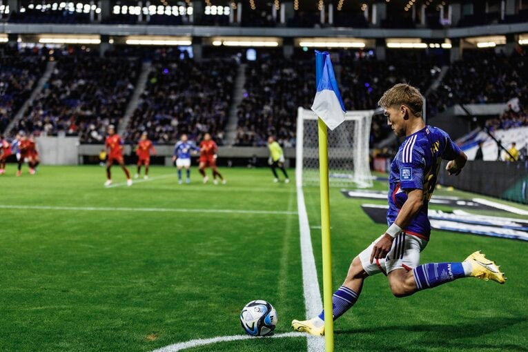 堂安律のコーナーキック　©Kiichi Matsumoto