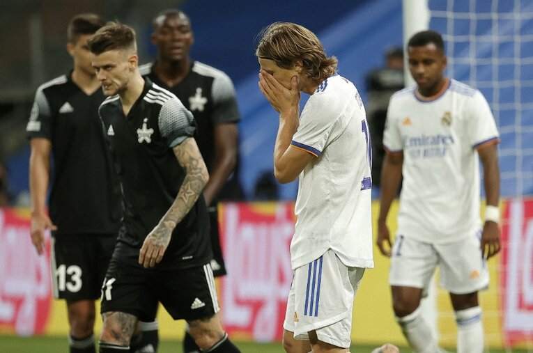 「謎のクラブ」に思わぬ敗戦を喫した白い巨人マドリー。後半途中から出場したルカ・モドリッチもがっくり ／ photograph by Getty Images