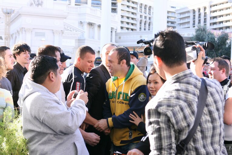 ファンに囲まれて笑顔のシウバ　©Susumu Nagao