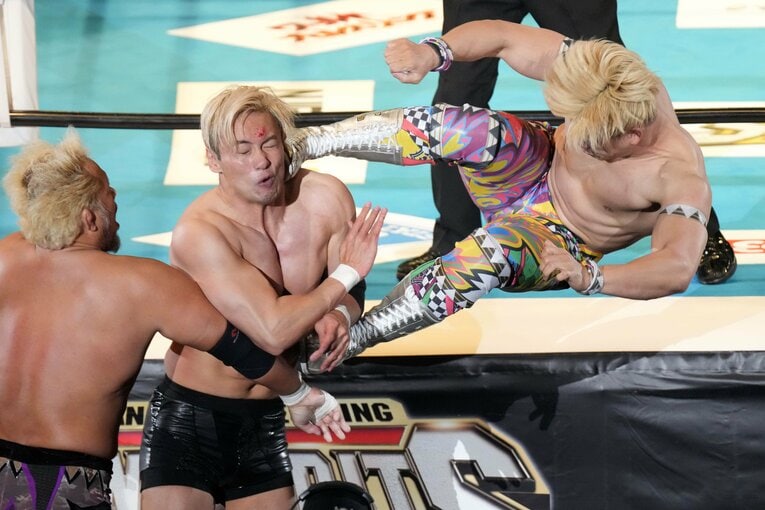 1月21日の横浜アリーナ。額に血がにじむオカダ・カズチカの顔面に、さらに飛び蹴りを入れる清宮海斗　©Essei Hara