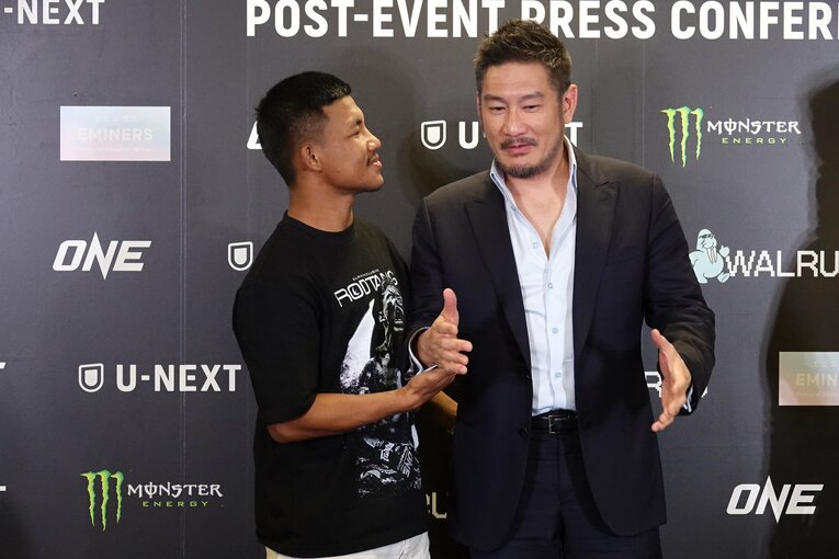 試合後のロッタンとONEのチャトリCEO　©Koji Fuse