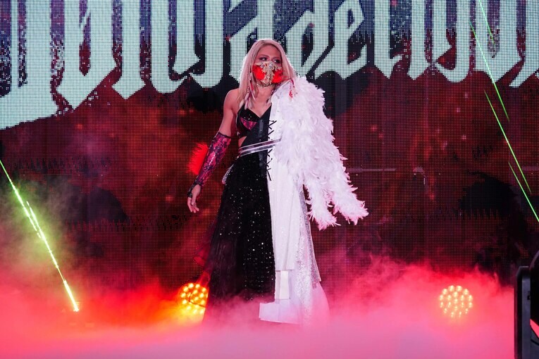 2022年12月29日、朱里とのワールド・オブ・スターダム王座戦で颯爽と入場するジュリア