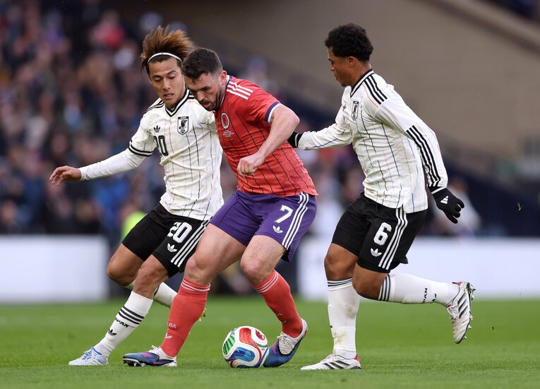 スコットランド戦での佐野航大と藤田　©Getty Images