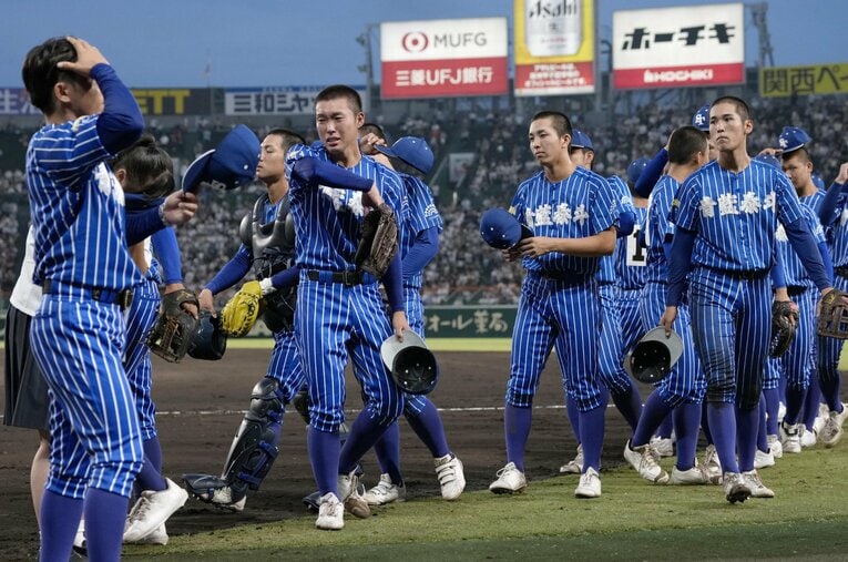 斬新なユニフォーム、若いコーチングスタッフと話題に事欠かない青藍泰斗高だが、青山監督は真摯な指導哲学を持つ ／ photograph by KYODO