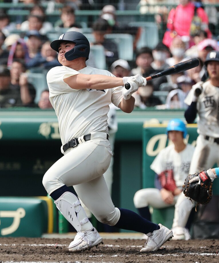 山梨学院戦で2点本塁打を放った西日本短大附の佐藤　©JIJI PRESS
