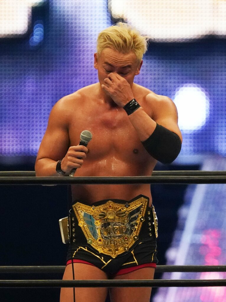 マイクアピールの途中、リング上で涙ぐむオカダ