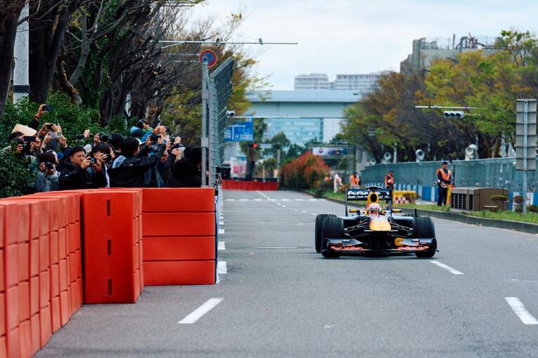 角田とレッドブルが東京・お台場で派手にデモランした『Red Bull Showrun x Powered by Honda』の模様　©Getty Images / Red Bull Content Pool