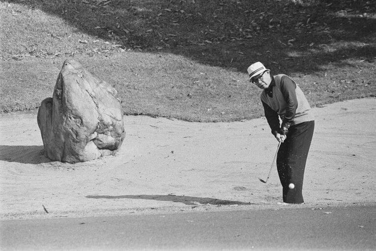 バンカーショットを放つ大山康晴。1985年『オール讀物』フェアウェイ交友録より　©BUNGEISHUNJU