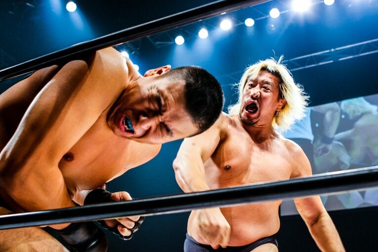 プロレスのリングで小川直也と対戦する高山善廣