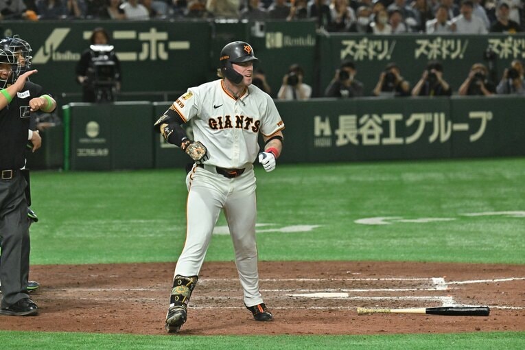 【連続写真2/3】死球に激怒と思いきや…出塁でガッツポーズ！　©Hideki Sugiyama