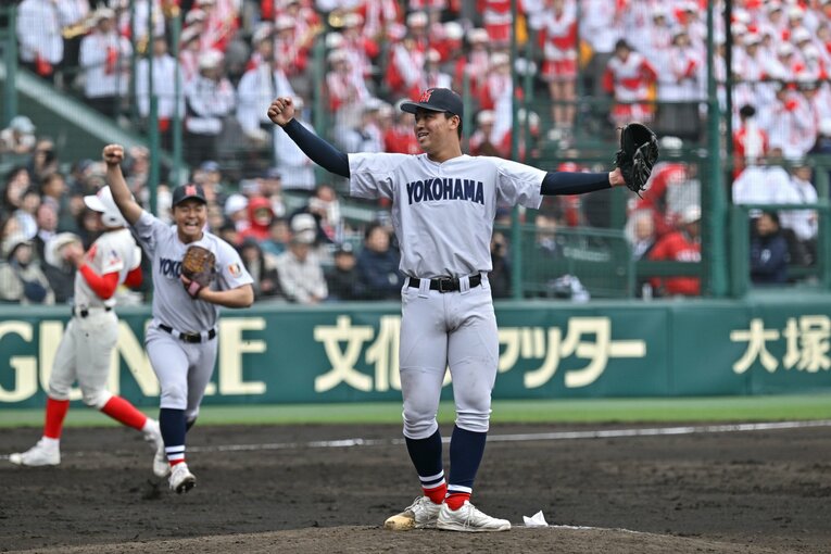 胴上げ投手になった3年生の山脇悠陽　©Hideki Sugiayma