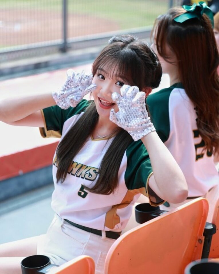「日本でも大人気…中には韓流アイドルも！」小野寺の所属する台鋼ホークス・チアリーダーたち／公式インスタグラムより