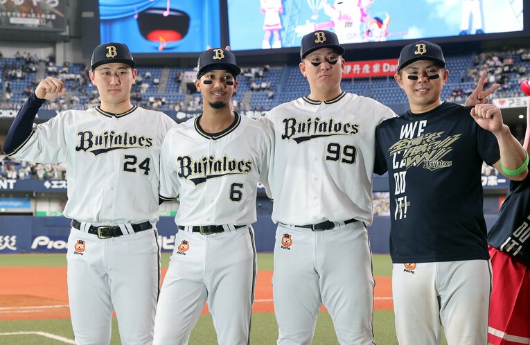 18日の初戦では４人の選手がお立ち台に。紅林（左）は“エースいじり”で観客を盛り上げたが…　©︎JIJI PRESS