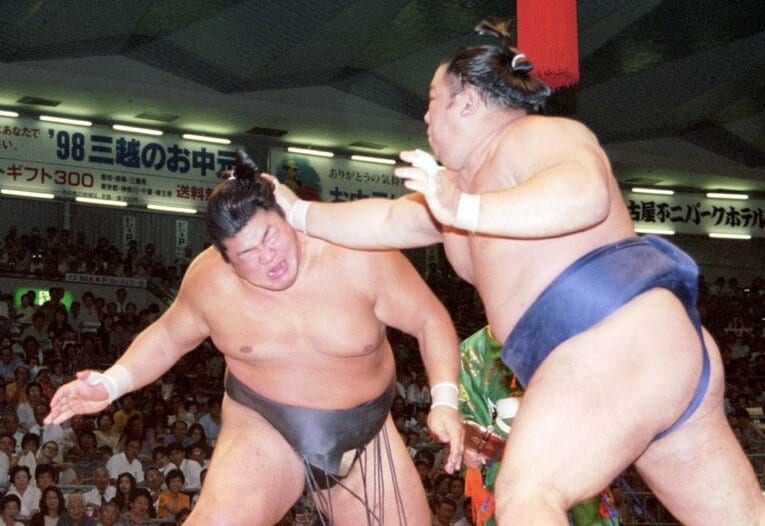 1998年7月13日の大相撲名古屋場所9日目、武双山の側頭部に千代大海の強烈な張り手が炸裂した瞬間。ボクシング顔負けの異様な光景に館内は騒然となった ／ photograph by Sankei Shimbun