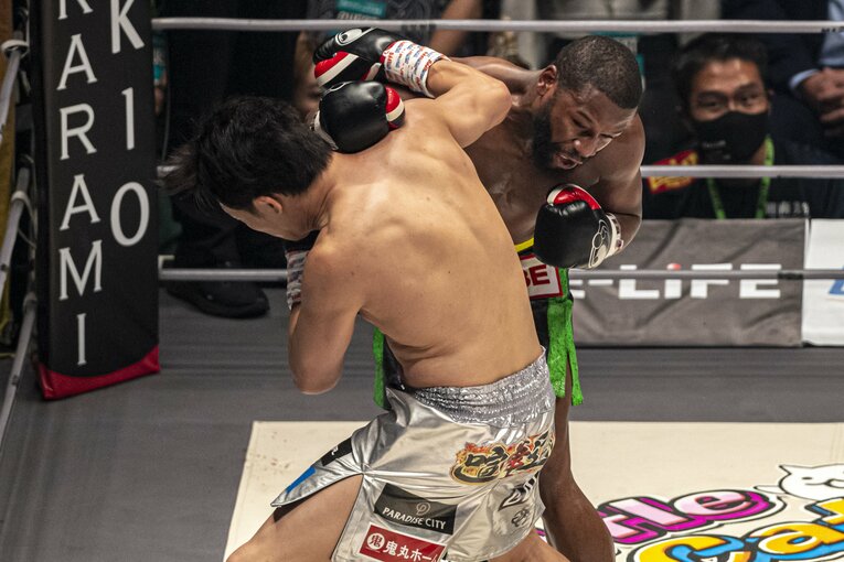 2R終了直前、メイウェザーの右ストレートが朝倉の顔面を捉えた　©Takuya Sugiyama