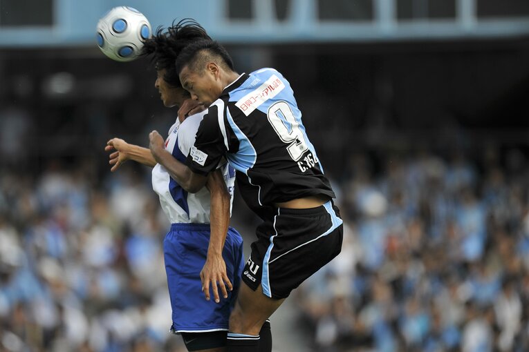 現役時代の鄭大世。中澤佑二との競り合い（2009年）©Takuya Sugiyama