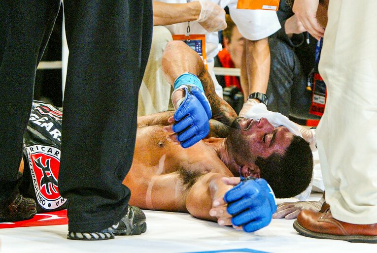 完全に失神したアローナ　©Susumu Nagao