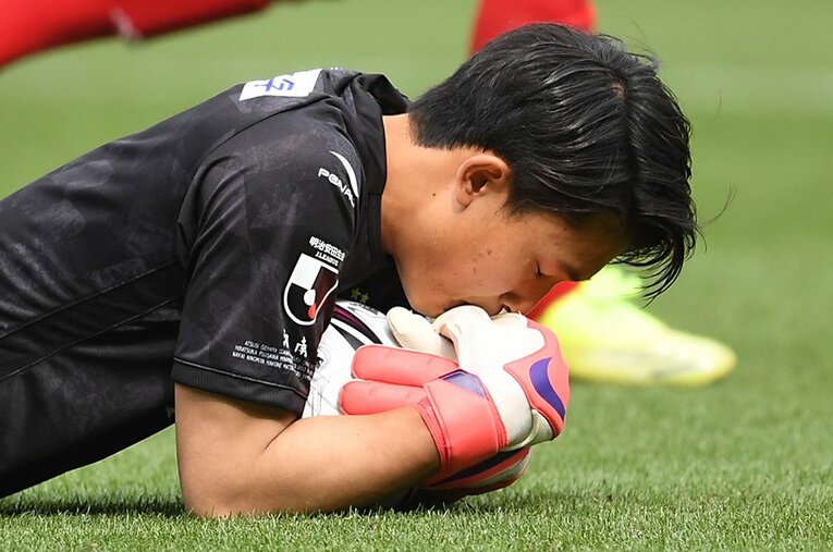 セーブ後、ボールを大事そうに抱きかかえる谷晃生。今こそ彼らのプレーをじっくりと注目したい ／ photograph by Masashi Hara