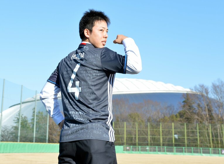 2016年にドラフト6位で西武に入団。入寮時には高校時代の友人から送られたサッカー元日本代表の“本田圭佑”のユニフォームを着てポーズをとった　©Sankei Shimbun