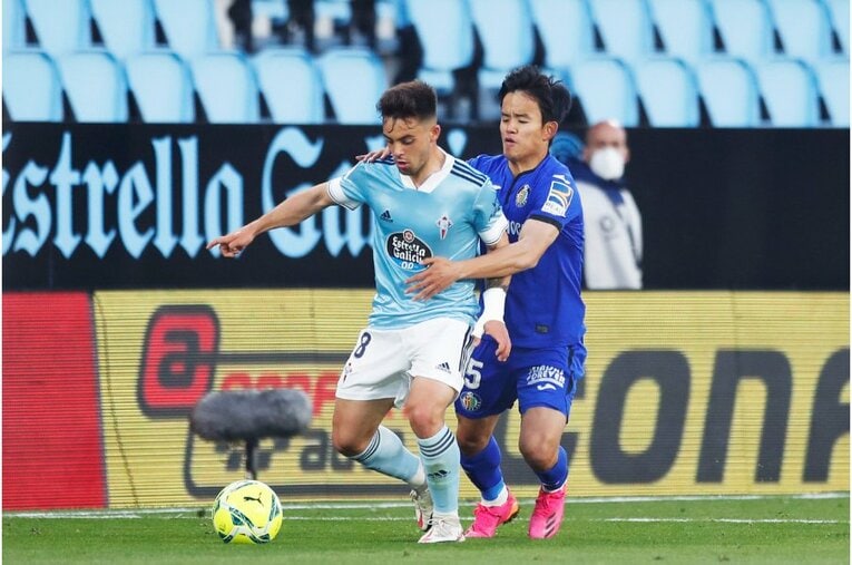 必死の守備を見せる久保©Daisuke Nakashima