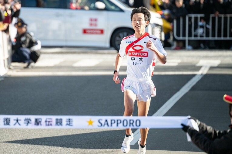 藤原正和監督が「想定の上限より上」という2位に入った中大。5区の4年生・園木大斗を迎えるメンバーの表情は一様に明るかった ／ photograph by Nanae Suzuki