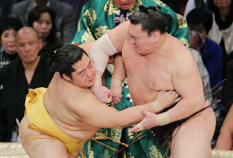 遠藤の顔に強烈なかち上げを見舞う白鵬。「肘打ち」や「エルボー」とも形容された　©JIJI PRESS