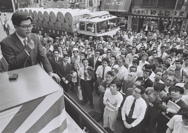 1972年に行われた第31期名人戦で初めて名人になった中原誠。最終第7局は大山優勢からの逆転勝利だった。写真は、翌日ファンに棋譜を解説する姿　©BUNGEISHUNJU