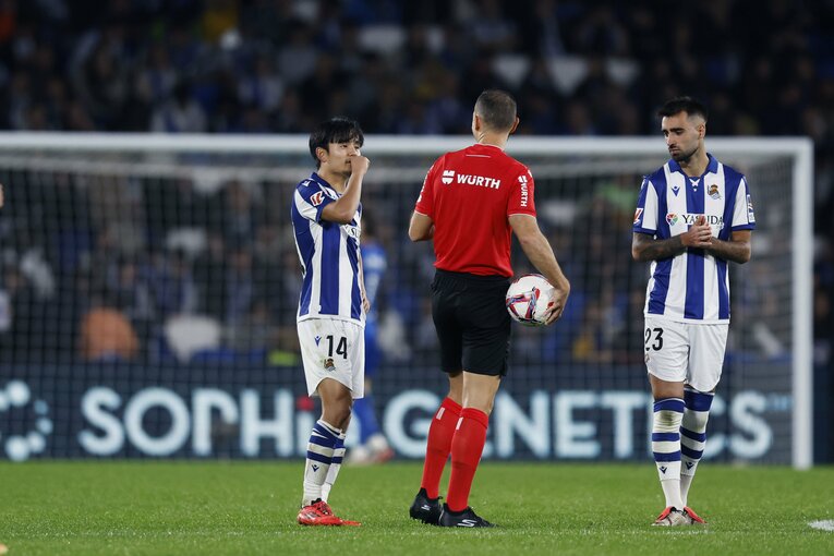 後半開始前には、主審に近寄り談笑？！　©Daisuke Nakashima