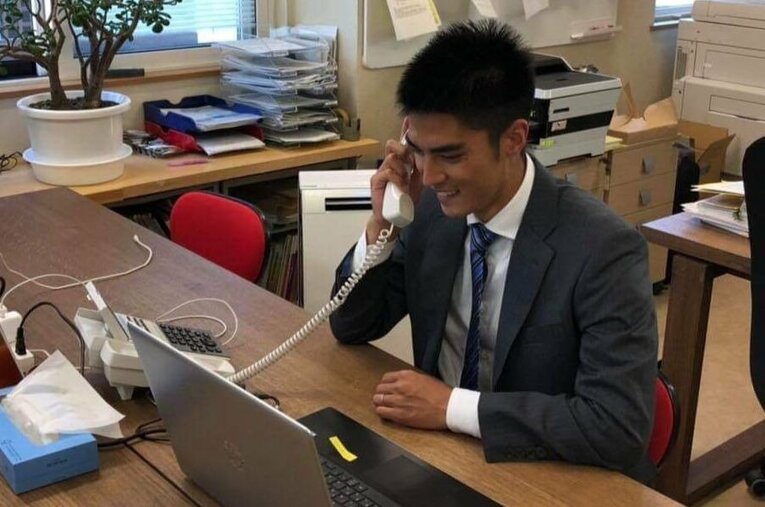 テレアポする石井圭太 ／ photograph by Kohei Kikuchi