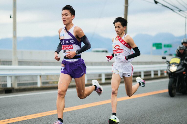 序盤は並走するシーンもあった高校の後輩でもある中大の岡田開成もすぐに突き放した ©Yuki Suenaga