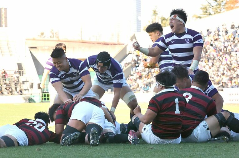 PR大賀宗志（3年）のトライで逆転に成功した明治。徹底したFW戦に持ち込み、対抗戦のリベンジを果たした ／ photograph by Sankei Shimbun
