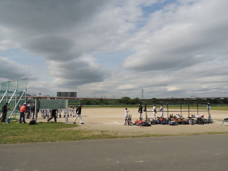 山崎康晃が育った荒川の河川敷※書籍より転載