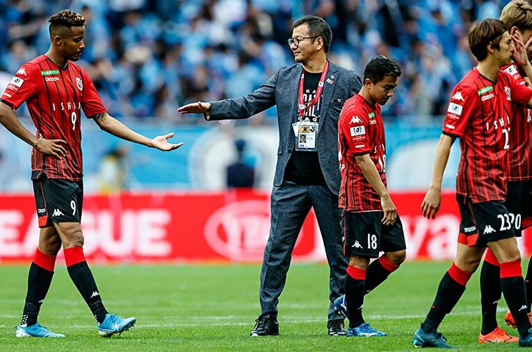 ルヴァン決勝後、鈴木武蔵らを労う野々村芳和社長。コンサドーレ躍進をミシャ監督とともに支えている。 ／ photograph by Kiichi Matsumoto